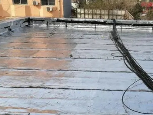 扬中卫生间漏水维修公司分享下扬中屋面楼顶防水刚性防水层施工要点。